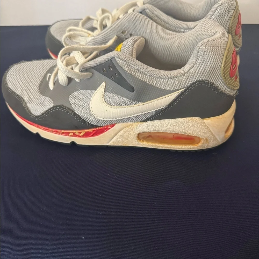 Vintage Women’s Nike Air Sunrise Livestrong 2012 Size 7